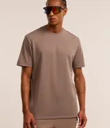 Remera deportiva Get Over de corte comfort, color marrón, con cuello redondo y mangas cortas. Confeccionada en tech fleece con tecnología dry.