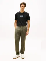 Remera Tommy Hilfiger de corte regular, color negro, con cuello redondo y estampa frontal con logo NYC.