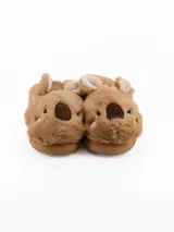 Pantuflas de peluche color tostado con diseño de cara de koala, orejas sobresalientes y suela de goma.