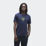 Remera azul con estampado circular en el centro del pecho que combina un sol y una tabla de surf.