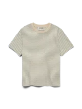 Remera de manga corta con hombros caídos y cuello redondo, confeccionada en tejido de punto de algodón orgánico con diseño de rayas horizontales.