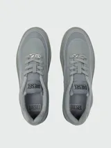 Zapatillas Diesel modelo S-Oval Skate, de diseño urbano en color crema. Presentan una silueta de perfil bajo con paneles de cuero y tejido técnico, cierre de cordones con placa metálica decorativa y etiqueta con logo en la lengüeta.