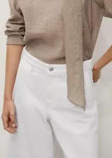 Short estilo jort de tiro medio, corte recto y confeccionado en tejido de algodón estilo denim. Cuenta con cierre de cremallera y botón, trabillas para cinturón y cuatro bolsillos.