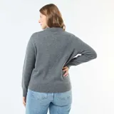 Sweater de punto gris con cuello polo, manga larga y puños acanalados. Presenta una abertura frontal con tres botones decorativos tipo joya con brillos.