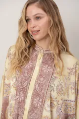 Camisa de seda estampada, de manga larga, cuello mao y corte asimétrico.