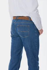 Pantalón de jean clásico de corte recto, color azul denim, con bolsillos traseros y costuras en contraste.