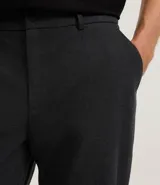 Pantalón de sastrería color gris oscuro, con cintura elástica y trabillas. Confeccionado en viscosa certificada, ofrece una caída liviana y un estilo sofisticado.