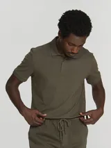 Polo marrón de manga corta confeccionada en tejido de piqué de algodón.