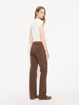 Pantalón de jean marrón, de corte recto, tiro medio y calce relajado. Confeccionado en gabardina con lycra, teñido y gastado industrialmente.