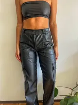 Pantalón cargo de cuero sintético negro con estampado croco, corte recto y bolsillos laterales.