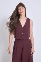 Chaleco color borgoña con escote en V y cierre frontal con botones dorados.