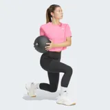 Remera deportiva Adidas de corte holgado y diseño cuadrado, con cuello redondo y mangas cortas con caída de hombro. Confeccionada en tejido técnico con tecnología Climacool que absorbe la humedad, presenta el logo de la marca estampado en el pecho.