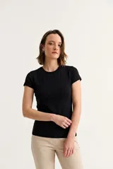 Remera de algodón con cuello redondo y mangas cortas, de corte clásico y ajuste entallado.