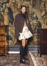 Falda corta tipo balloon, color crema con estampado moteado en tonos oscuros, con cintura marcada y volumen fruncido.