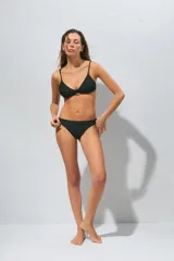 Bombacha de bikini negra con acabado brillante y textura en zigzag, de corte clásico.