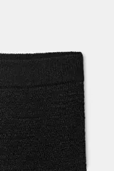 Falda midi de tiro bajo con cintura elástica, confeccionada en tejido con textura estructurada.