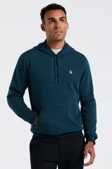 Hoodie de color azul petróleo con capucha, cordones ajustables y bolsillo tipo canguro frontal. Presenta el logo de la marca bordado en el pecho.