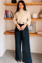 Pantalón tipo palazzo de corte amplio y fluido, color negro, con cintura alta y cierre frontal.
