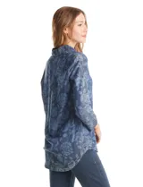 Blusa de lyocell con estampado floral en tonos azules, cuello con solapa, escote en V con botón frontal, mangas tres cuartos con puño ancho y ruedo curvo.