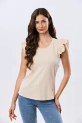 Remera de algodón color beige, de manga corta con volados de broderie, escote redondo y cuerpo liso.