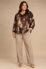 Camisa de seda con estampado artístico de estilo clásico, cuello camisero, cierre frontal con botones y mangas largas con puños abotonados.