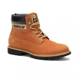 Bota Caterpillar Colorado color ocre, de cuero nobuck, con cuello acolchado en cuero negro, cordones redondos y suela de goma negra.