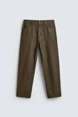 Pantalón de corte recto confeccionado en denim de algodón rígido con efecto lavado. Presenta tiro medio, cierre frontal con cremallera y botón, y diseño clásico de cinco bolsillos.