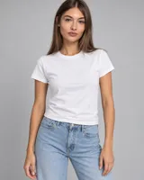 Remera negra de corte entallado con cuello redondo y mangas cortas.