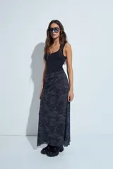 Body negro de escote cuadrado y silueta ajustada al cuerpo, sin mangas, con terminaciones prolijas en escote y sisas.