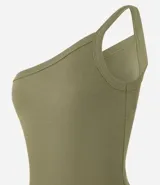 Blusa de un hombro confeccionada en tejido rib con textura acanalada, de corte ajustado y diseño sin mangas.