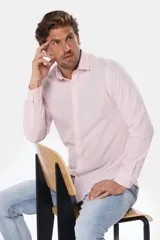 Camisa de manga larga, corte slim fit, color celeste con finas rayas verticales blancas. Presenta cuello camisero y un pequeño logo bordado en el pecho.