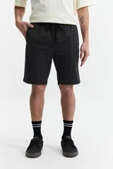 Bermuda de gabardina con cinco bolsillos, cintura elástica con cordón ajustable y corte recto.