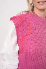 Chaleco tejido de punto fucsia con cuello alto y ribete de contraste color naranja.