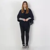 Poncho negro con flecos en el ruedo.