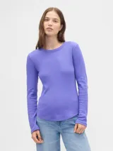 Remera de manga larga confeccionada en tejido tipo waffle, con cuello redondo y ruedo redondeado.