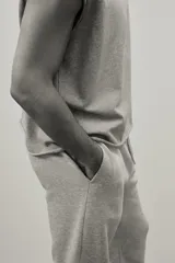 Pantalón de jogging gris de felpa liviana de mezcla de algodón con interior cepillado suave. Modelo con elástico revestido y cordón para ajustar en la cintura, bolsillos en las costuras laterales y puños acanalados.