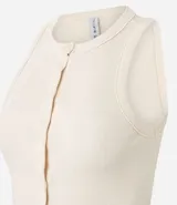 Musculosa de tejido rib color crema, con cuello redondo y cierre frontal con botones. Presenta un diseño ajustado al cuerpo y sin mangas.