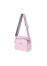 Bandolera de diseño compacto con doble compartimento principal con cierre. Presenta una correa ajustable con el logo de la marca estampado y un pequeño aplique metálico con el nombre de la marca en el frente.