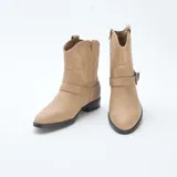 Botas cortas color beige con diseño estilo cowboy, correa con hebilla metálica y cierre lateral.
