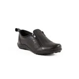 Zapato plano de cuero negro con diseño calado, cierre lateral diagonal y tira trasera para facilitar el calce.