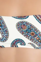 Top de bikini bandeau de color blanco con estampado tipo paisley en tonos azules, rojos y naranjas.