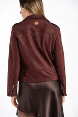 Campera tipo biker de gamuza sintética color rosa viejo, con cierre frontal cruzado, solapas con broches metálicos y bolsillos laterales con cierre.