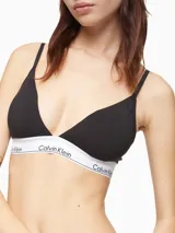 Brasier tipo triángulo con copas forradas y relleno, confeccionado en tejido de algodón modal. Presenta tirantes finos ajustables y una banda elástica inferior distintiva con el logo de Calvin Klein.