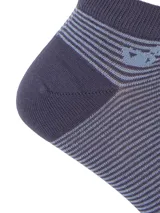 Calcetín corto de corte bajo, confeccionado en fibra de bambú, con diseño de rayas horizontales finas en tonos azul y gris. Presenta un logo pequeño en el lateral y detalle de marca en la puntera.
