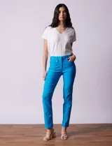 Pantalón largo de gabardina elastizada color celeste, marca Tahari. Tiene pretina con pasadores, cierre y broche interno. Cuenta con bolsillos delanteros y traseros.