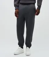 Pantalón jogger de algodón con felpa, color negro, con cintura elástica, cordón ajustable, bolsillos laterales y puños elásticos en los tobillos.