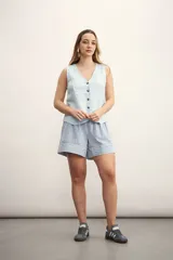 Short a rayas verticales azules y blancas, con cintura elástica.