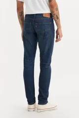 Jean Levi's modelo 512 Slim Taper de corte ajustado, con diseño de pierna cónica que se estrecha desde la rodilla hasta el tobillo. Confeccionado en denim elástico de tiro medio con cierre de bragueta.