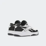 Championes Reebok modelo ATR Chill, inspirados en el básquetbol, color blanco con detalles en negro, confeccionados en cuero sintético, con suela de goma y cierre de cordones.