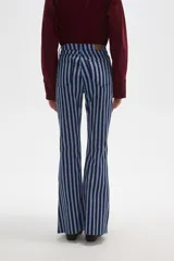 Pantalon de corte flare y tiro alto, con diseño de rayas verticales en tonos azul y negro. Confeccionado en tejido de algodón con elastano.